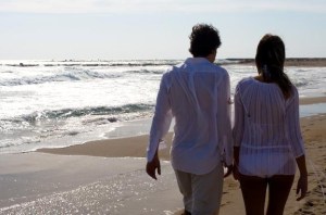 Pareja paseando Playa de Muchavista