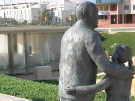 Escultura del parque Municipal en la Fuente del Centenario: Abuelo y nieta!!! Alegoría al pasado y presente!!!