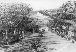 Engalanamiento C/ Sol para las Fiestas Mayores en 1966. Esta tradición se recupera este año.