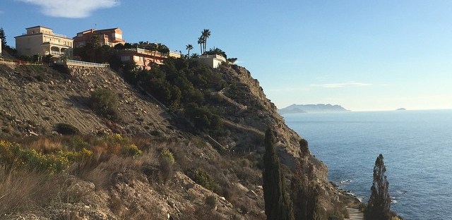 Acceso playa Pueblo Acantilado Suites