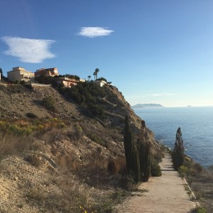 Acceso playa Pueblo Acantilado Suites