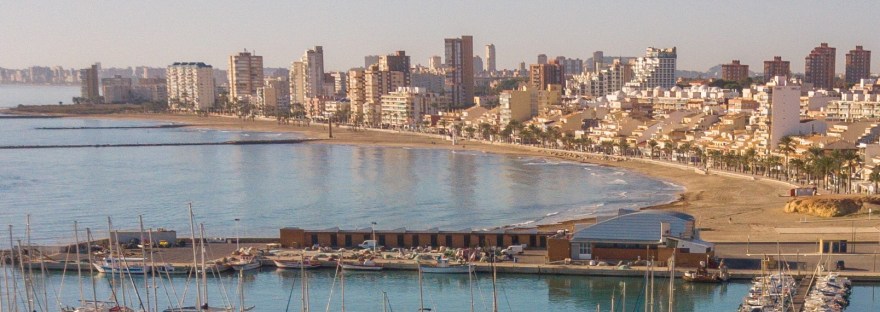 Puerto pesquero y barrio del Carrer la Mar